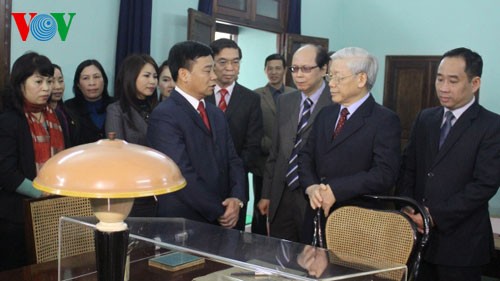Генсек ЦК КПВ возжёг благовония в память о президенте Хо Ши Мине - ảnh 2