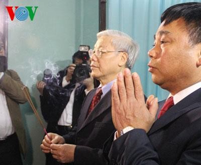 Генсек ЦК КПВ возжёг благовония в память о президенте Хо Ши Мине - ảnh 1