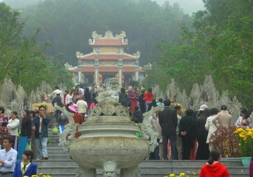 В городе Хюэ и провинциях Фуиен и Туенкуанг открылись праздники и фестивали - ảnh 1