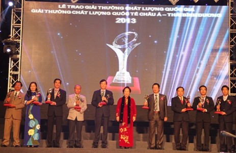 Во Вьетнаме чествованы предприятия, получившие национальную премию за высокое качество 2013 - ảnh 1
