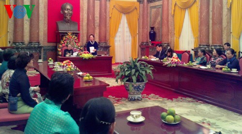Вице-президент CРВ Нгуен Тхи Зоан приняла бывших политзаключенных г.Хошимина - ảnh 1
