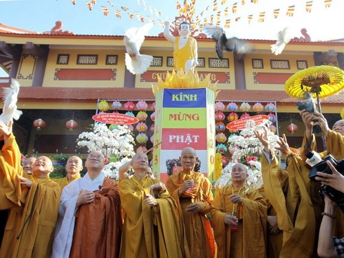 Весак-2014 дает возможность для укрепления солидарности между буддистами Вьетнама и стран мира - ảnh 1