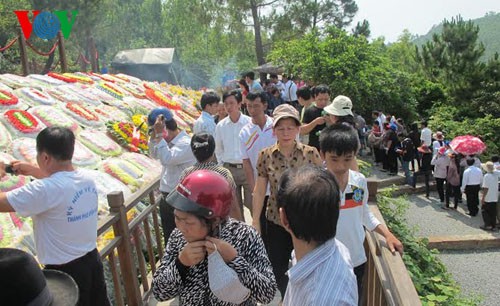 Десятки тысяч человек посетили могилу генерала Во Нгуен Зяпа во время праздника - ảnh 1