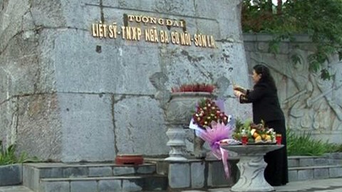 Тонг Тхи Фонг посетила памятник погибшим за Родину молодым добровольцам в Шонла - ảnh 1