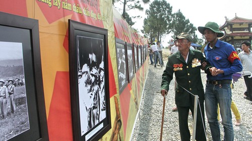 В провинции Куангбинь открылась фотовыставка «Диенбиенфу - золотая страница истории» - ảnh 1