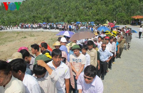 Многотысячная колонна посетила могилу генерала Во Нгуен Зяпа - ảnh 3