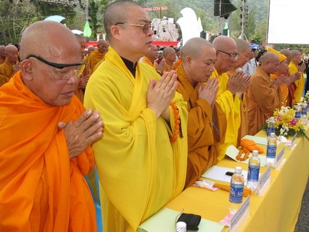 Во Вьетнаме продолжаются мероприятия, посвященные Великому буддийскому празднику - ảnh 1