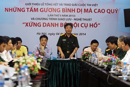 Во Вьетнаме вручены призы конкурса «Простые, но благогородные примеры 2013 года» - ảnh 1
