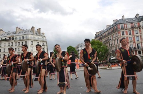 В Париже прошло уличное представление искусства игры на гонгах народов плато Тэйнгуен - ảnh 1