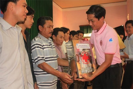 Молодые вьетнамские врачи вместе с рыбаками сохраняют рыбный промысел - ảnh 1