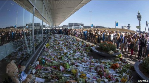 В Нидерландах начинается опознание погибших в крушении самолёта рейса MH17 - ảnh 1