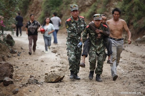 Мощное землетрясение в Китае: сотни погибших, тысячи раненых - ảnh 1