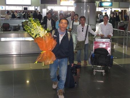 Около 100 вьетнамских трудящихся из Ливии вернулись на Родину - ảnh 1