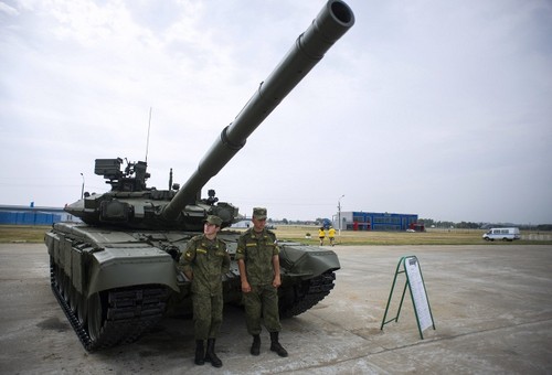 Россия опровергла обвинения в поставках танков в Донецк - ảnh 1