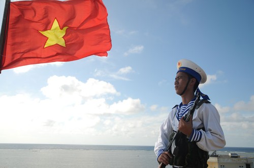 Выставка картин и фотоснимков на тему суверенитета Вьетнама над своими островами и морем - ảnh 1