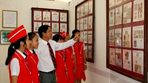 Выставка образа Хо Ши Мина в коллекциях денег и почтовых марок Вьетнама - ảnh 1