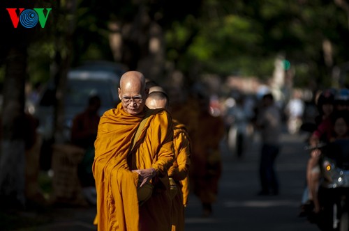 Монахи просят милостыню в городе Хюэ - ảnh 1