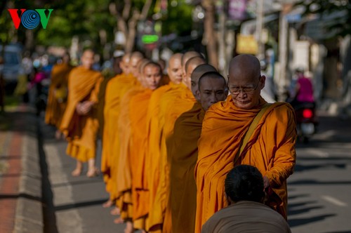 Монахи просят милостыню в городе Хюэ - ảnh 4