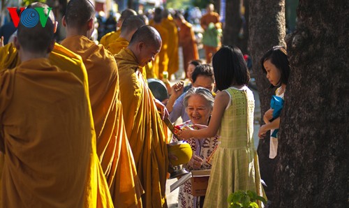 Монахи просят милостыню в городе Хюэ - ảnh 5