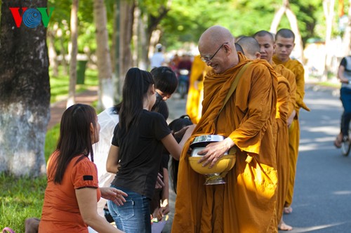 Монахи просят милостыню в городе Хюэ - ảnh 6