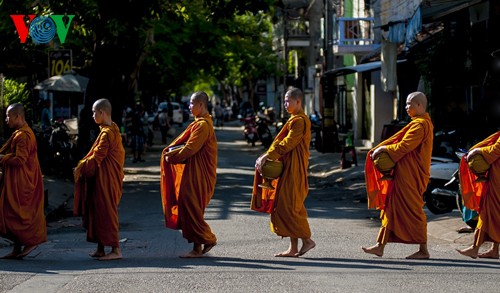 Монахи просят милостыню в городе Хюэ - ảnh 7