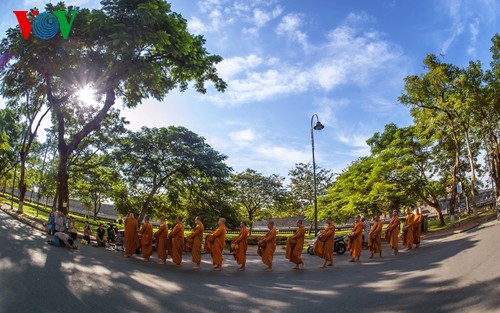 Монахи просят милостыню в городе Хюэ - ảnh 8