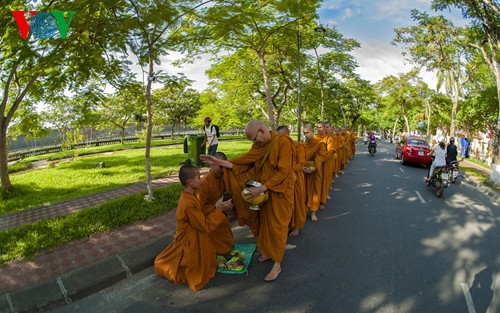 Монахи просят милостыню в городе Хюэ - ảnh 9