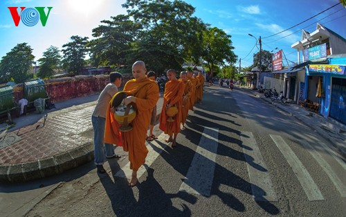 Монахи просят милостыню в городе Хюэ - ảnh 10