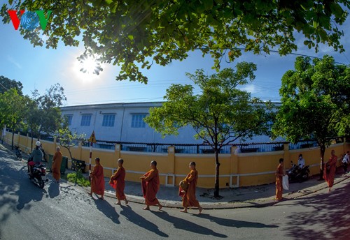 Монахи просят милостыню в городе Хюэ - ảnh 11