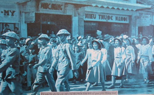 Незабываемые фотографии, снятые в День освобождения Ханоя - ảnh 4
