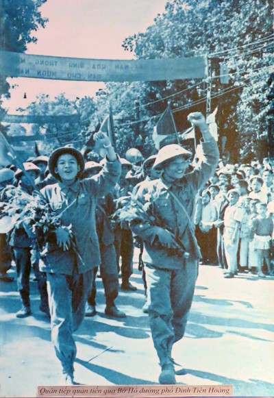 Незабываемые фотографии, снятые в День освобождения Ханоя - ảnh 10