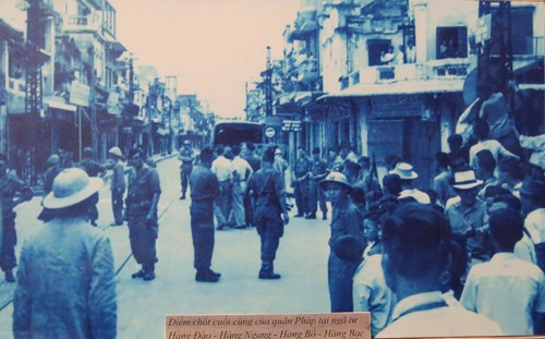 Незабываемые фотографии, снятые в День освобождения Ханоя - ảnh 15