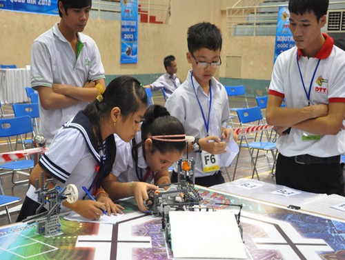 Всереспубликанский конкурс «Роботхон-2014» - полезное мероприятие для школьников - ảnh 1