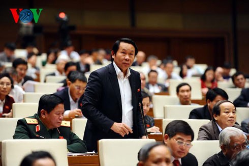 Вьетнамские депутаты сделали премьер-министру запросы о госдолге и защите суверенитета страны - ảnh 2