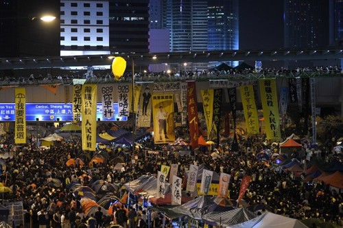 В Гонконге вновь вспыхнули столкновения митингующих с полицией - ảnh 1