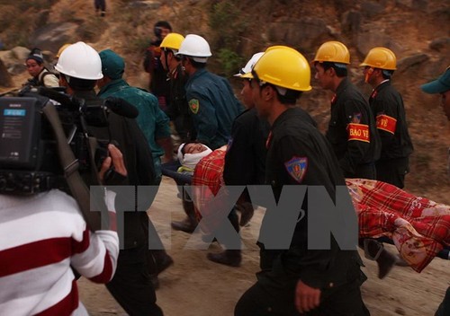 Руководители СРВ поздравляют спасателей с успешным извлечением строителей из-под завалов обрушившего - ảnh 1