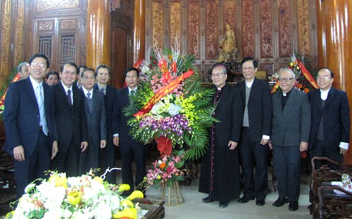 Руководители районов Вьетнама поздравляют католиков с Рождеством - ảnh 1