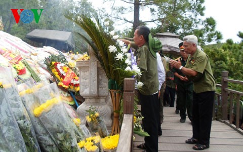 Тысячи людей посетили могилу генерала армии Во Нгуен Зяпа в первый день Нового года - ảnh 1