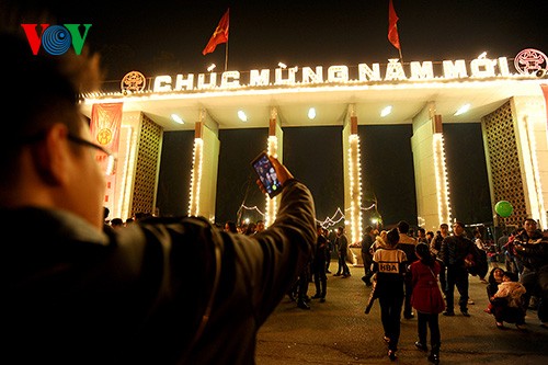 Моменты встречи Нового 2015 года в Ханое - ảnh 3