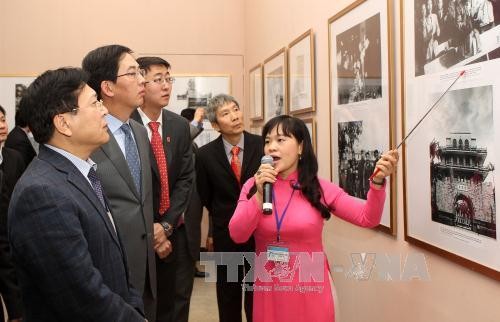 В Ханое проходит фотовыставка «65-летие со дня установления дипотношений между Вьетнамом и Китаем» - ảnh 1