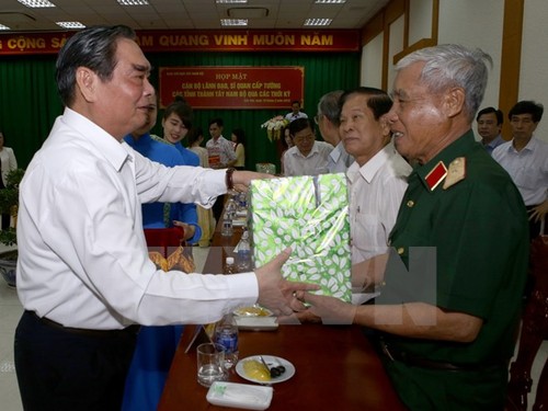 Руководители Вьетнама поздравляют жителей страны с наступающим Новым годом - ảnh 1