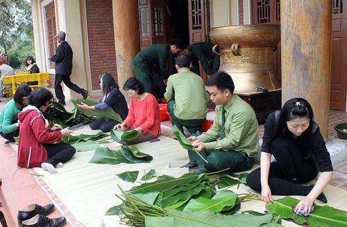 Возложены новогодние пироги «чынг» к могиле генерала армии Во Нгуен Зяпа - ảnh 1
