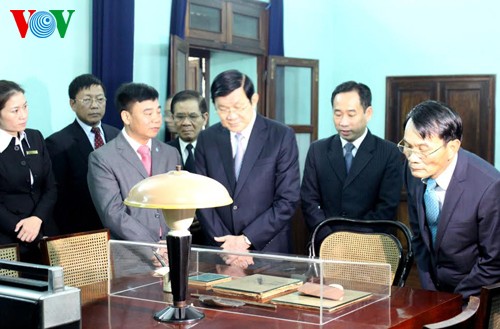 Чыонг Тан Шанг возжёг благовония в память о президенте Хо Ши Мине - ảnh 2