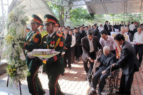 Руководители и жители Вьетнама приняли участие в церемонии прощания с Нгуен Ба Тханем - ảnh 3