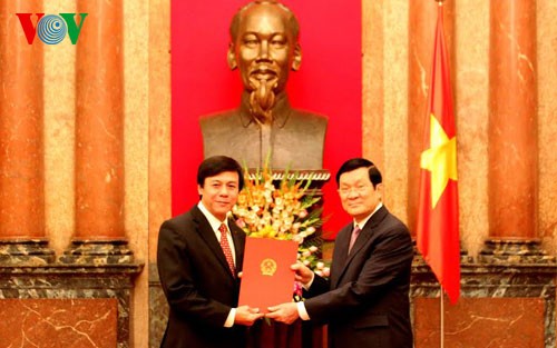 Президент Вьетнама присвоил статус послов дипломатам страны - ảnh 1