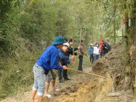 Комсомольцы провинции Лайтяу совместно строят новую деревню - ảnh 2