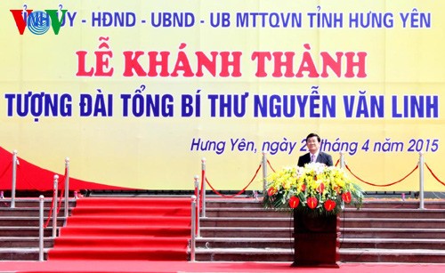Президент СРВ принял участие в церемонии открытия памятника генсеку ЦК КПВ Нгуен Ван Линю - ảnh 1