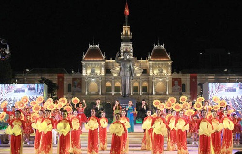 Во Вьетнаме продолжаются мероприятия в честь дня рождения Хо Ши Мина - ảnh 1