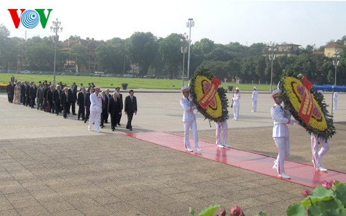 Руководители Вьетнама посетили Мавзолей Хо Ши Мина по случаю 125-летия со дня его рождения - ảnh 1