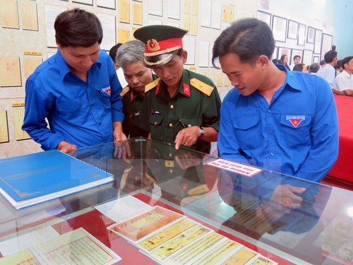 Выставка карт и материалов, подтверждающих суверенитет Вьетнама над островами Хоангша и Чыонгша - ảnh 1
